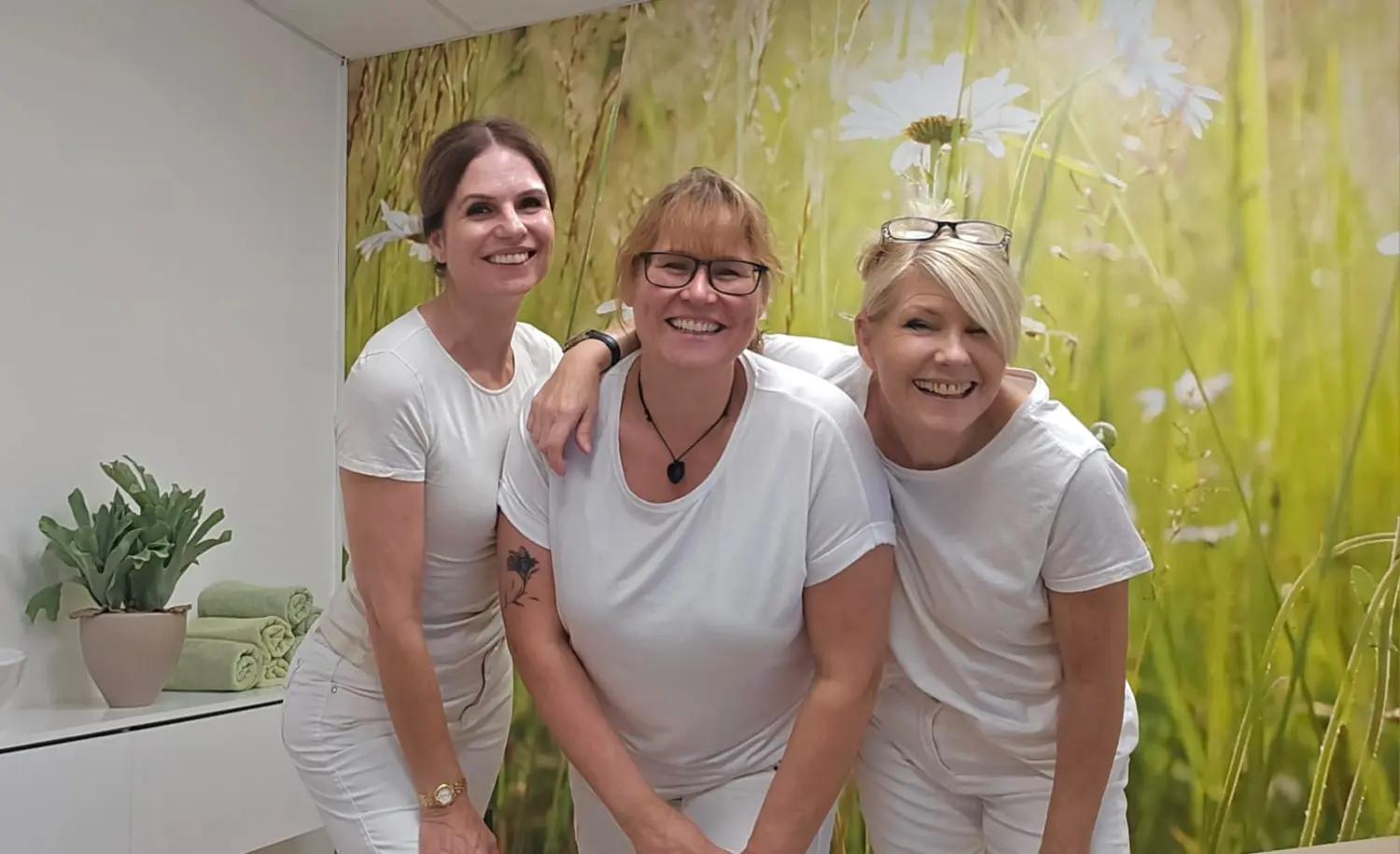 Physio & Soul – Physiotherapie-Coaching – Drei Frauen im Garten